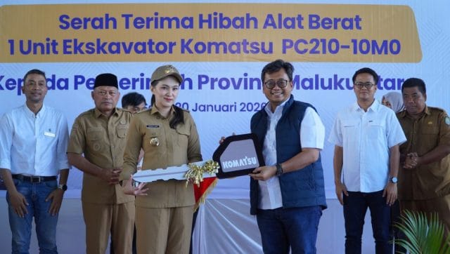 United Tractors Hibahkan Ekskavator Komatsu kepada Pemprov Maluku Utara