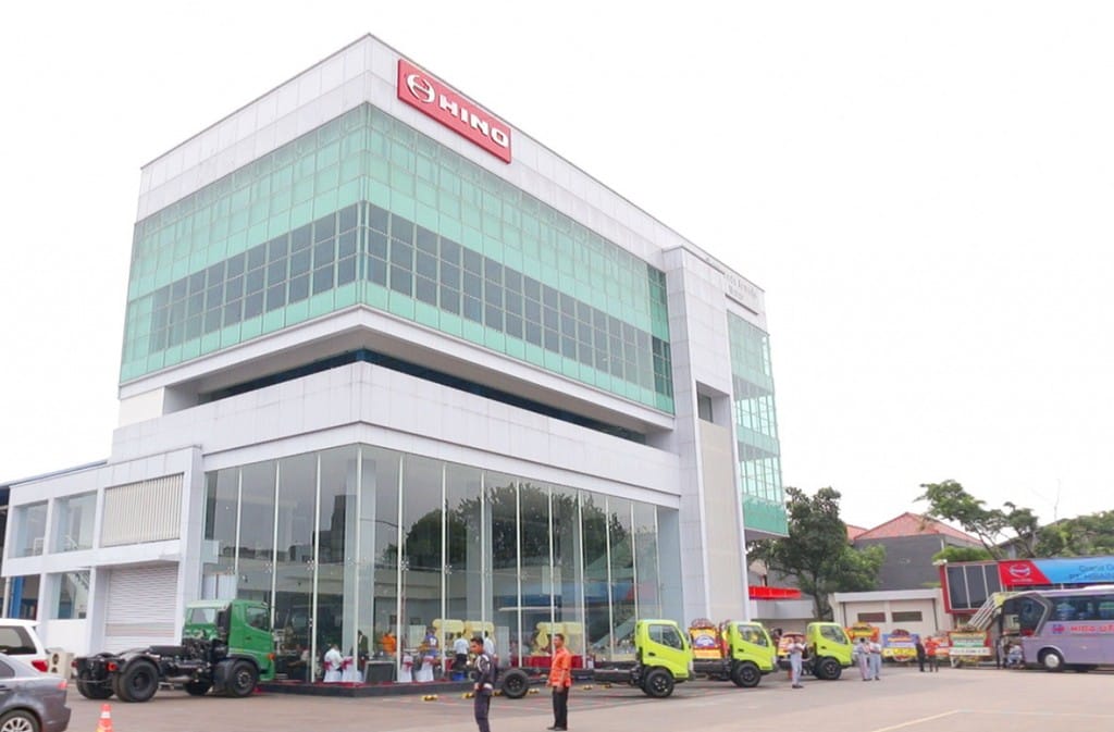 Hino Relokasi Dealer di Jalur Lalu lintas Truk dan Bus