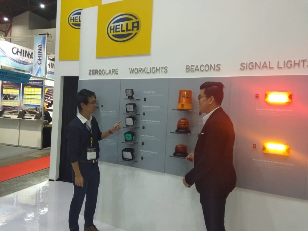 Hella Rancang Lampu Alat Berat Berproyeksi Tanda Bahaya