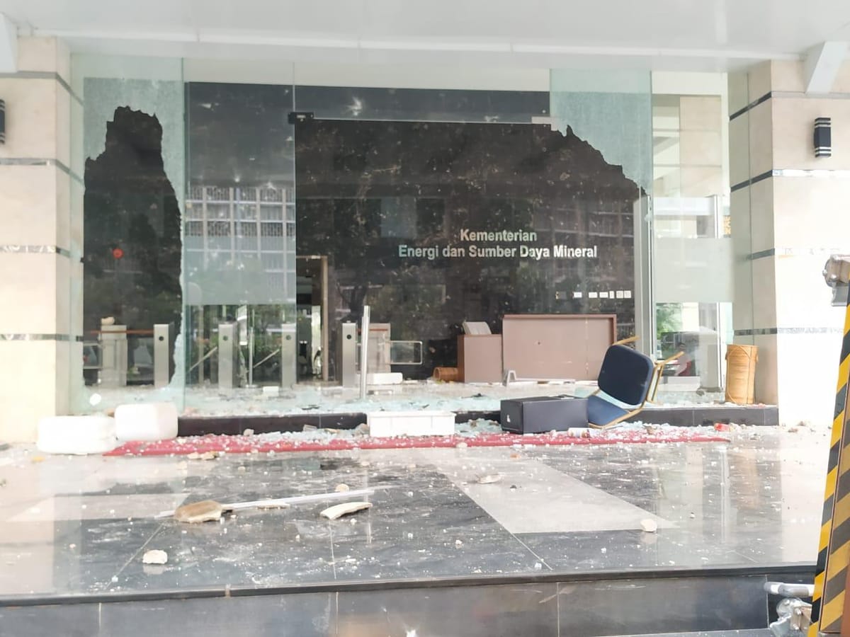 Gedung Kementerian ESDM Jadi Sasaran Amuk Pendemo Omnibus Law