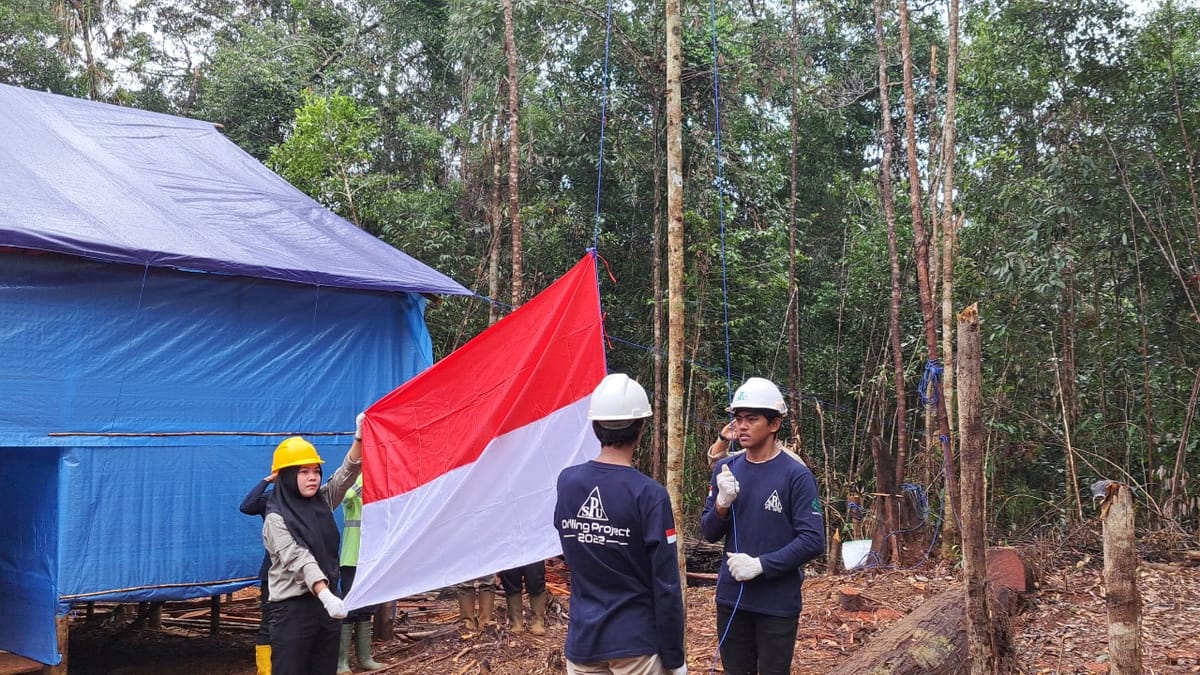 Merah Putih Berkibar Di Bukit Wawo Lantambaga