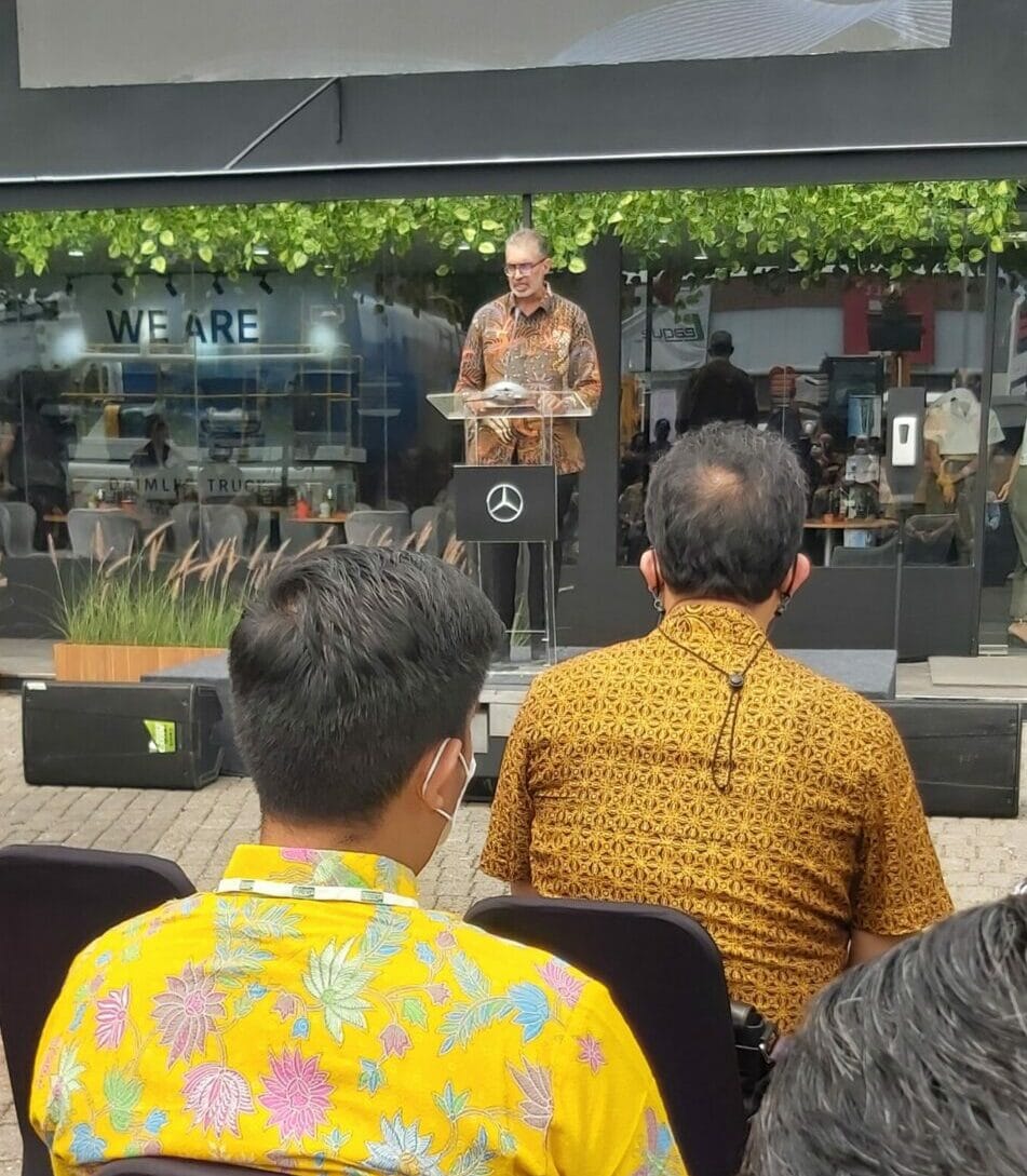 Dukung Industri Pertambangan, DCVI Hadirkan Mercedes-Benz Axor Euro 4 di Mining Expo 2022