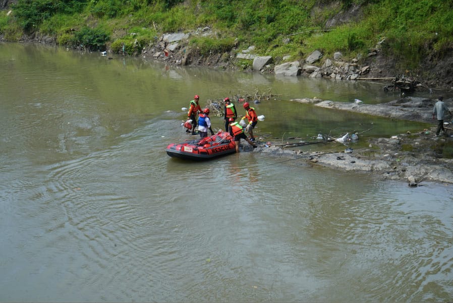 Bulan K3, PTBA Bersih-Bersih Sungai Enim