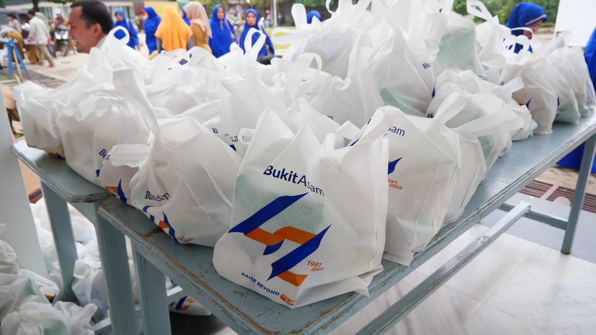 Berkah Ramadan, PTBA Bagikan Ratusan Paket Sembako Kepada Guru Honorer