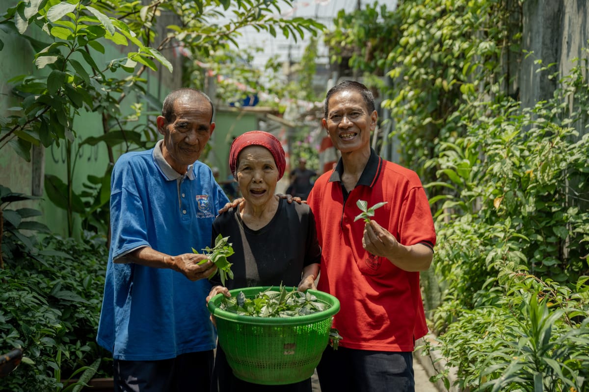 Sosok peracik obat tradisional, Asmana (Tengah) bersama Ketua RT 002/001 Gang Sawo, Ujang (kiri) dan Ketua Poktan Tanaman Her