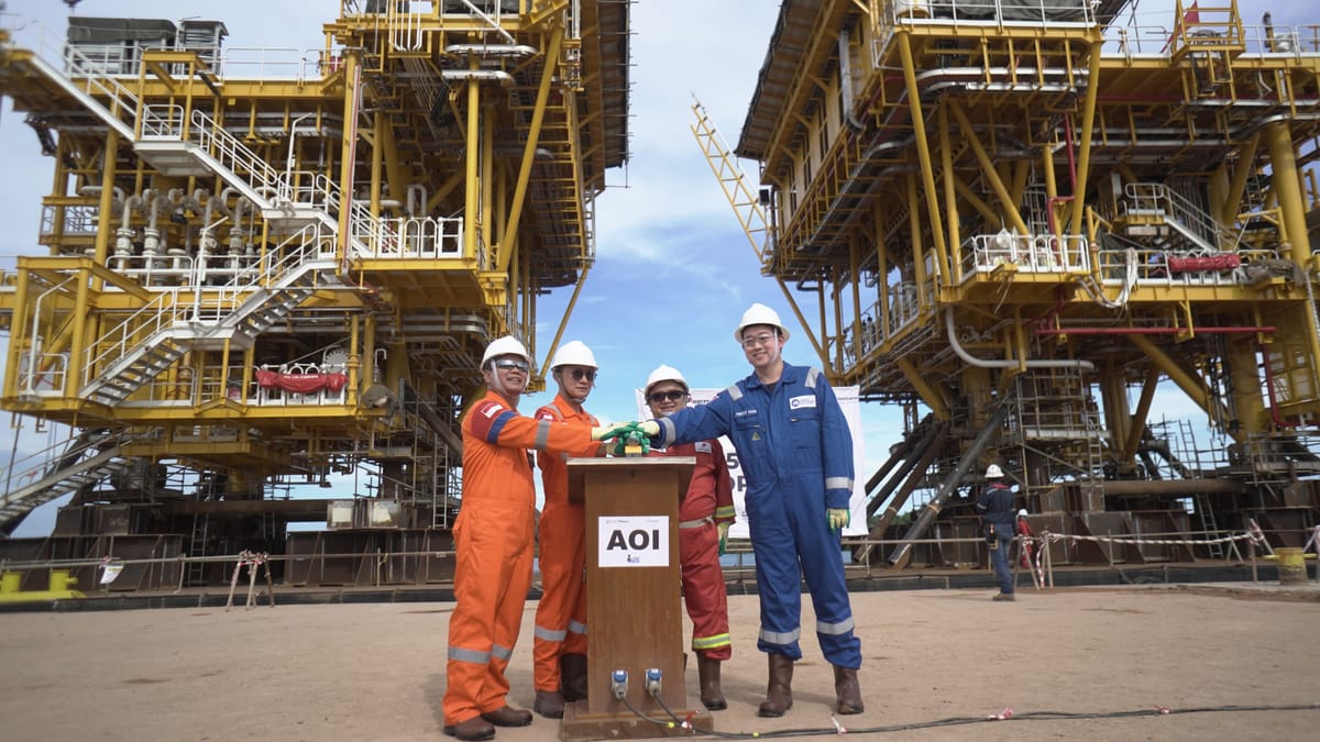 Pertamina Hulu Mahakam Sukses Gelar Sail Away Tahap Ketiga Proyek SNB AOI dan Resmikan First Cut of Steel Proyek Manpatu
