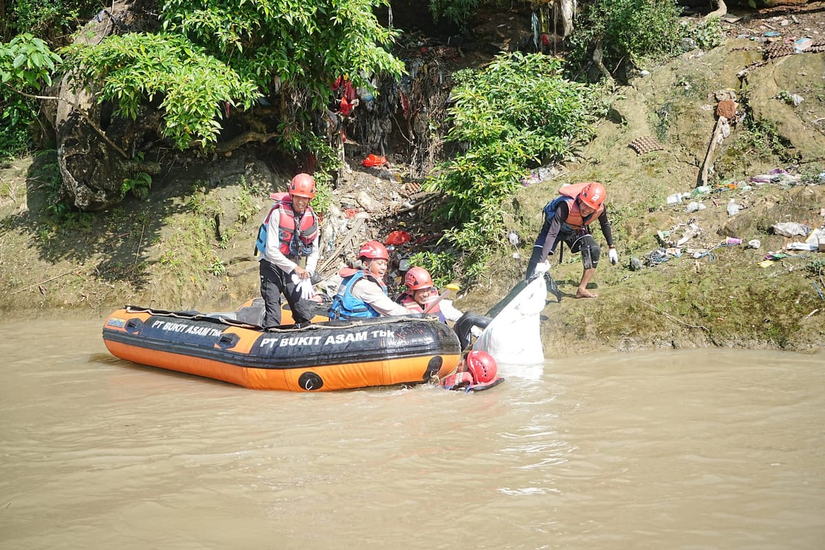 Jaga Lingkungan, PTBA Gelar Susur Sungai dan Workshop Ending Plastic Pollution
