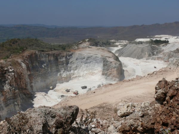 Simalakama Kapur Rembang