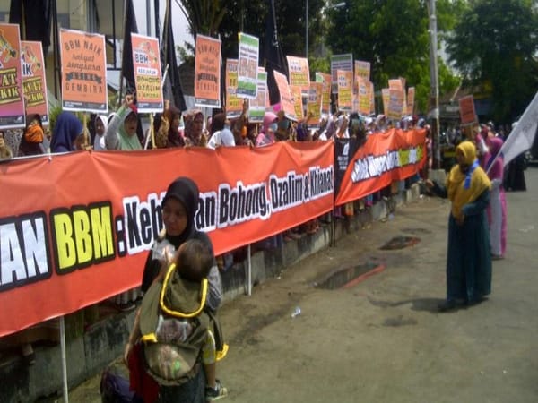 Pekerjaan Rumah Setelah Harga BBM Turun