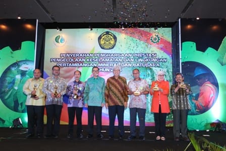 Enam Perusahaan Tambang Terima Trofi Kementerian EDSM
