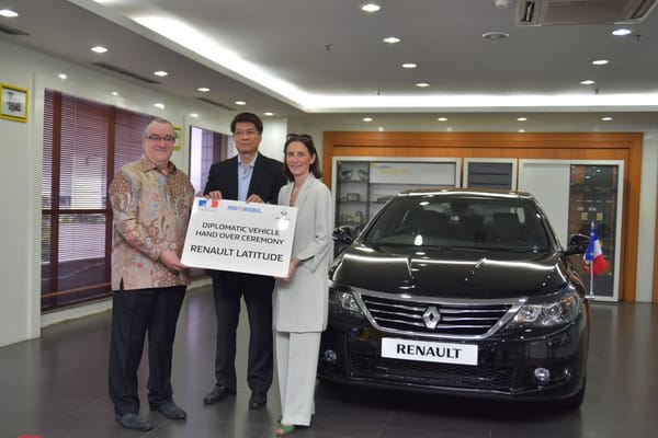 Renault Latitude Buat Duta Besar Perancis Jatuh Hati