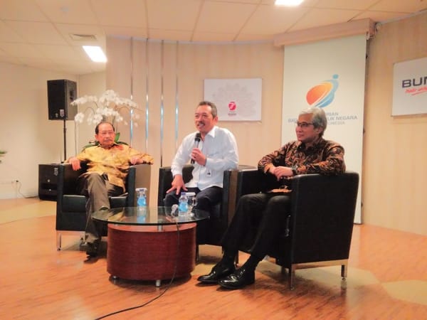 Elia Massa Bertahan, Yenny Terjungkal