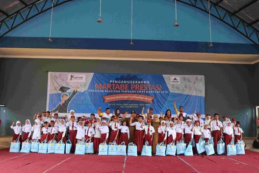 Tambang Emas Martabe Salurkan Beasiswa Rp420 Juta