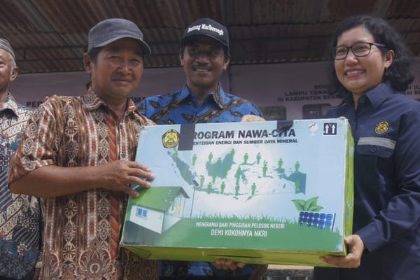 20 Tahun Pakai Lampu Minyak, Warga Bengkulu Utara Terima LTSHE