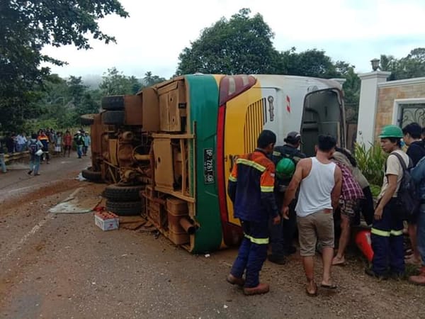 Bus Vale Terbalik, Satu Orang Pekerja Meninggal  