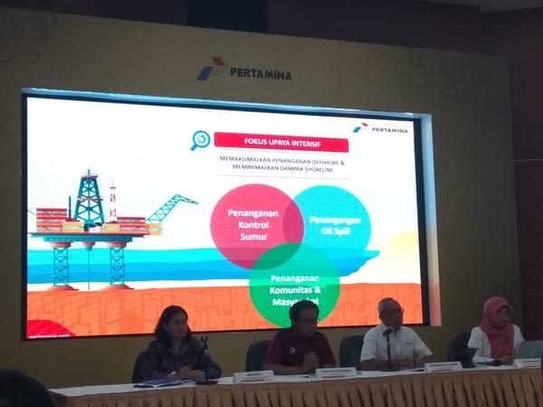 Pertamina: 5 Ton Tumpahan Minyak Diangkut dari Pantai