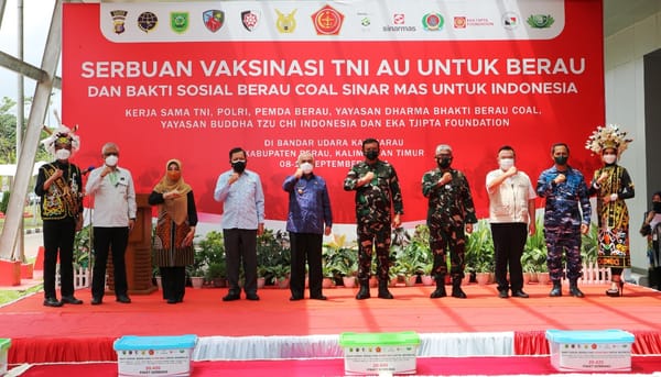 Dukung Acara Serbuan Vaksin Covid-19 TNI AU, Berau Coal Bagikan 20.420 Paket Sembako