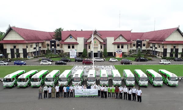 Berau Coal Salurkan Beasiswa Pendidikan dan 16 Unit Bus Transportasi ke BUMK