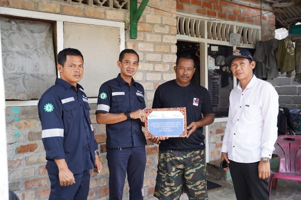 PT Timah Santuni Nelayan Sungailiat yang Terkena Kecelakaan Laut