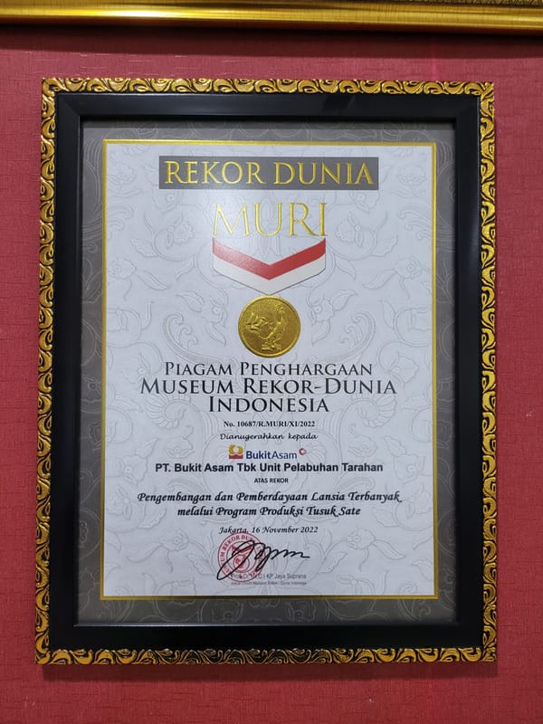 Berdayakan 1.127 Lansia Produksi Tusuk Sate, PTBA dan Paguyuban Krajan Terima Rekor MURI