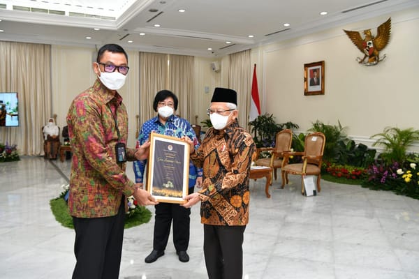 Dirut PLN Darmawan Prasodjo Dianugerahi Green Leadership Utama dari Pemerintah