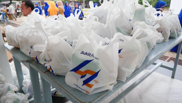 Berkah Ramadan, PTBA Bagikan Ratusan Paket Sembako Kepada Guru Honorer