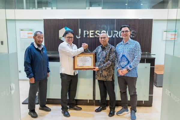 PT J Resources Nusantara Terima Penghargaan Dari KPP Madya Jakarta Selatan II