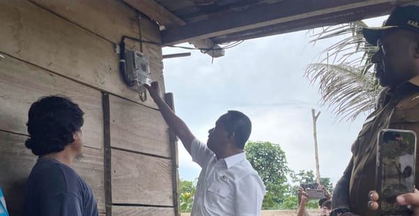 Kunjungi Kampung Berber Papua, Menteri Bahlil Cek Langsung Realisasi Listrik Desa