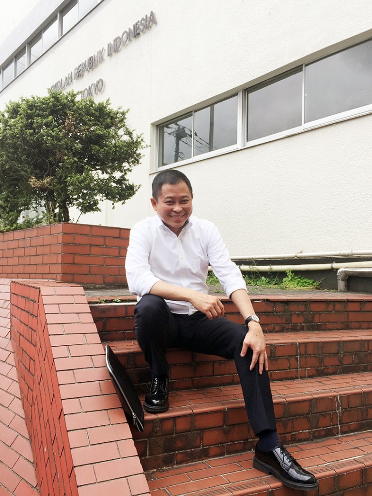 Berpose di depan Sekolah KBRI Tokyo - ekslusif